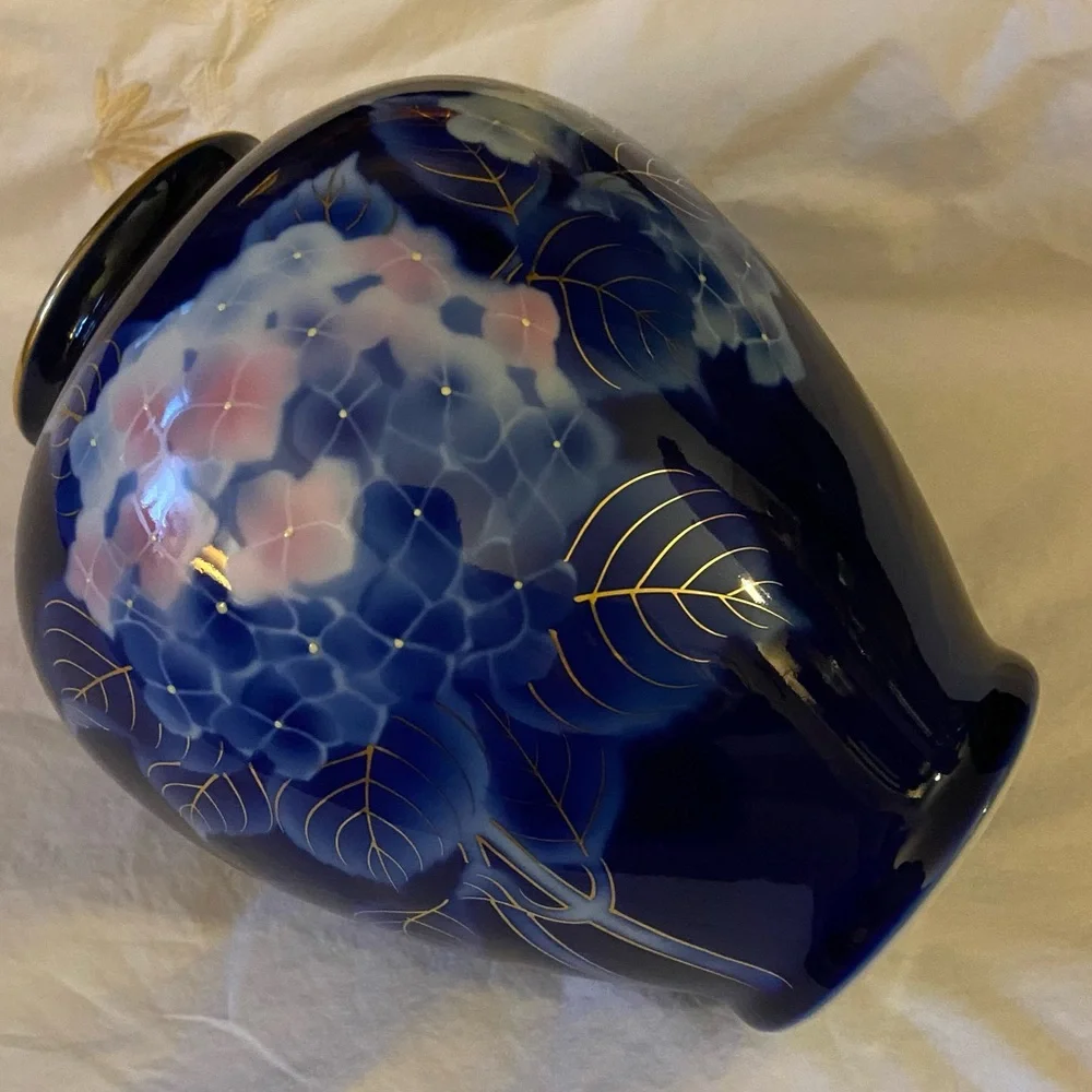 Arita Fukagawa Mint Condition Mid 1900’s Elegant Blue Pink Hydrangea Floral Vase